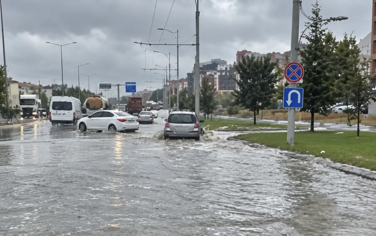 Malatya’da Sokaklar Göle Döndü, İşyerlerini Su Bastı