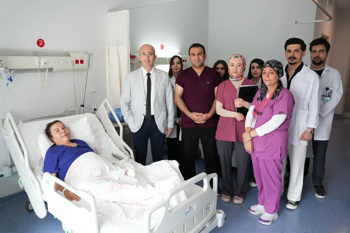 Karın Ağrısıyla Hastaneye Başvurdu, 15 Kilogramlık Kitle Çıkarıldı